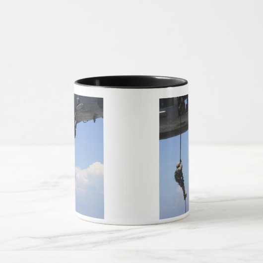 Mug Un technicien en élimination d'explosifs (Centre)