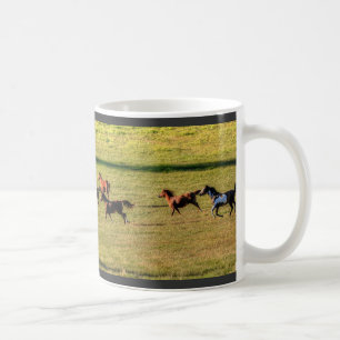 Mug Un troupeau de chevaux sur une équine