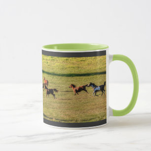 Mug Un troupeau de chevaux sur une équine