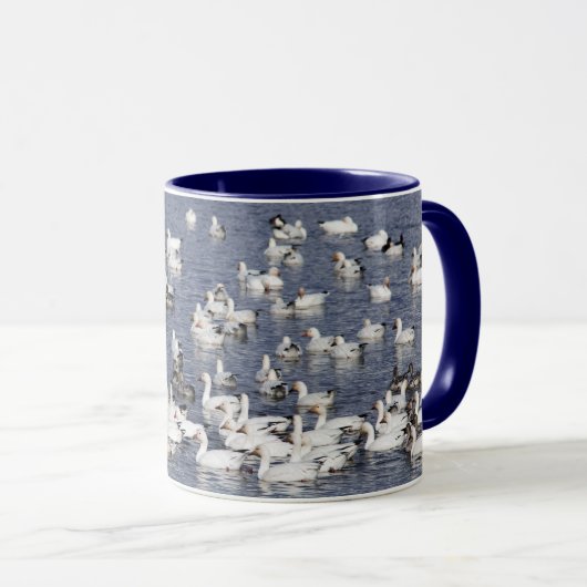 Mug Un troupeau d'oies des neiges à la plage (Devant droit)