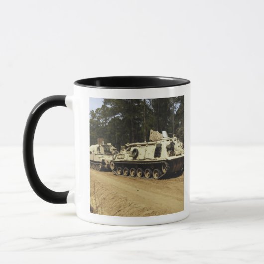 Mug Un véhicule de récupération M-88 commence à remorq (Gauche)