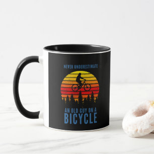 Mug Un vieil homme sur un vélo ne jamais UNdéestimer
