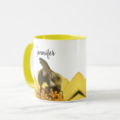 Mug Une abeille personnalisée sur une nature jaune (Devant gauche)