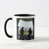 Mug Une boîte de biens humanitaires (Gauche)