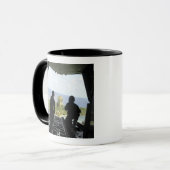 Mug Une boîte de biens humanitaires (Devant gauche)