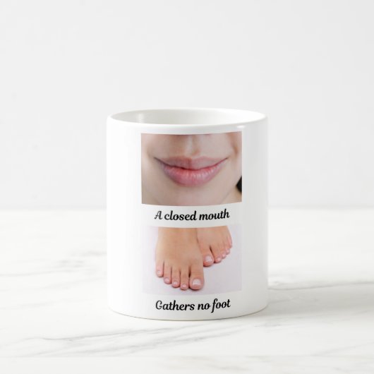 Mug Une Bouche Fermée Se Rassemble Pas De Pied (Centre)