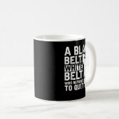 Mug Une Ceinture Noire Est Une Ceinture Blanche Qui A  (Devant droit)