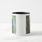 Mug Une chouette effraie perchée sur une branche d'arb (Centre)