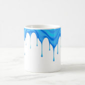 Mug Une crème bleue coule le long d'un mug. (Centre)