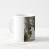 Mug Une dame dans un jardin qui soigne ses fleurs avec (Devant gauche)