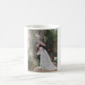 Mug Une dame dans un jardin qui soigne ses fleurs avec (Centre)