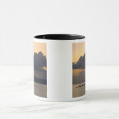 Mug Une équipe de canoë se pratique au large des côtes (Centre)