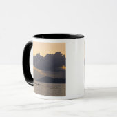 Mug Une équipe de canoë se pratique au large des côtes (Devant gauche)