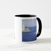 Mug Une équipe de la marine portugaise dans un bateau (Devant droit)