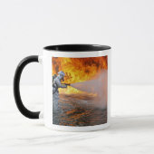 Mug Une équipe de lutte contre l'incendie secourue par (Gauche)