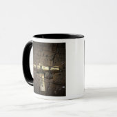 Mug Une équipe de réparation de route place une croix (Devant gauche)