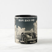 Mug Une femme en blanc se promenant sur la plage à Mia (Centre)