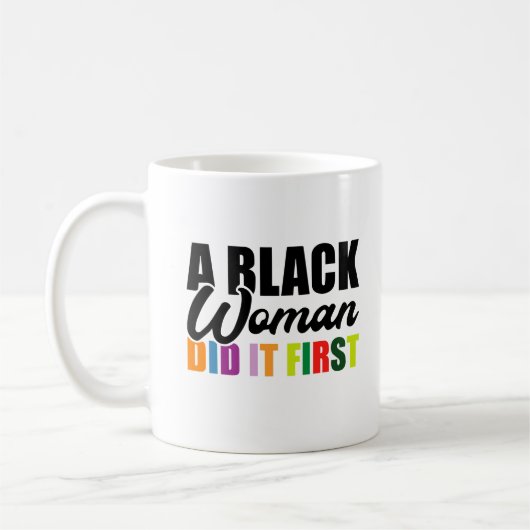 Mug Une femme noire l'a fait en premier (Gauche)