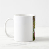 Mug Une femme ramasse des fleurs dans le vent (Gauche)