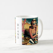 Mug Une femme rétro à la plage lit un magazine de mode (Devant droit)
