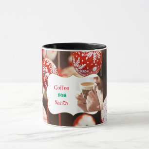 Mug Une femme sirotant un café avec des boules de Noël