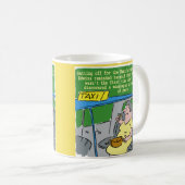 Mug Une femme trouve un morceau de pâtes mal formé (Devant droit)