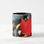 Mug Une feuille d'érable sur un fond de roche (Centre)