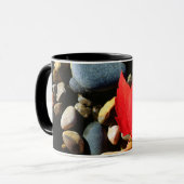 Mug Une feuille d'érable sur un fond de roche (Devant gauche)