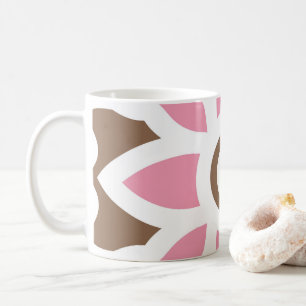 Mug une fleur rose sur un arrière - plan brun