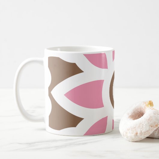 Mug une fleur rose sur un arrière - plan brun (Avec donut)