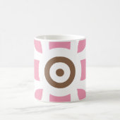 Mug une fleur rose sur un arrière - plan brun (Centre)