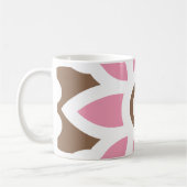 Mug une fleur rose sur un arrière - plan brun (Gauche)