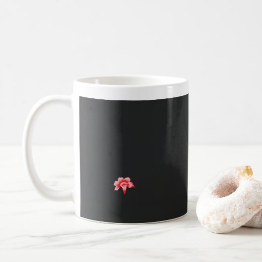 Mug une fleur rouge sur un arrière - plan noir (Avec donut)
