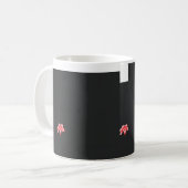 Mug une fleur rouge sur un arrière - plan noir (Devant gauche)