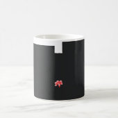 Mug une fleur rouge sur un arrière - plan noir (Centre)