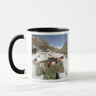 Mug Une garde de Mujahadeen marche avec le membe de