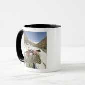 Mug Une garde de Mujahadeen marche avec un militaire a (Devant gauche)