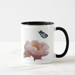 Mug une grande pivoine rose est visitée par un éthéré