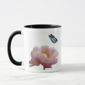 Mug une grande pivoine rose est visitée par un éthéré (Gauche)