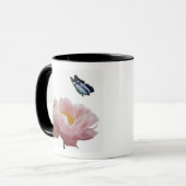 Mug une grande pivoine rose est visitée par un éthéré (Devant gauche)
