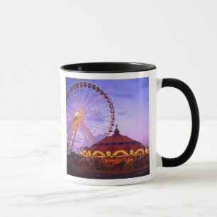 Mug Une grande roue et un carrousel au Navy Pier à