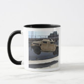 Mug Une grue monte un M998 Humvee (Gauche)