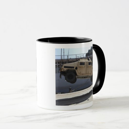 Mug Une grue monte un M998 Humvee (Devant droit)