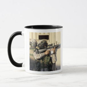 Mug Une infanterie surveillent des objectifs son arme