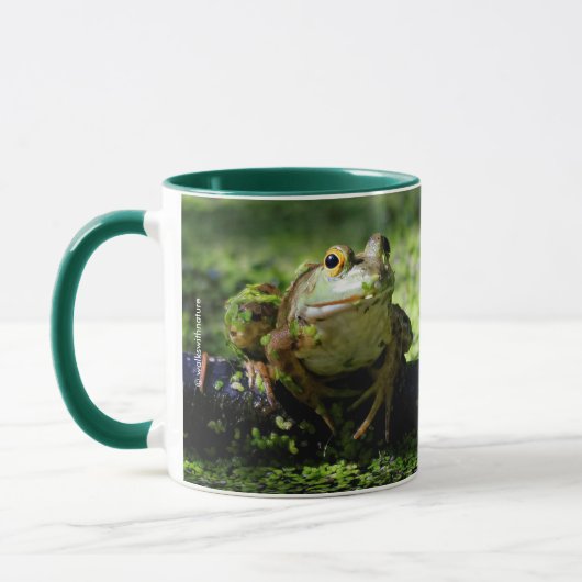 Mug Une jolie grenouille verte frappe un pot sur le tu (Gauche)