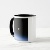 Mug Une lune géante visible au-dessus de l'atmosphère  (Devant gauche)