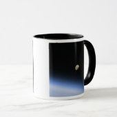 Mug Une lune géante visible au-dessus de l'atmosphère  (Devant droit)