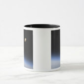 Mug Une lune géante visible au-dessus de l'atmosphère  (Centre)