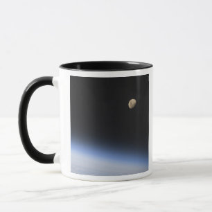 Mug Une lune géante visible au-dessus de l'atmosphère 