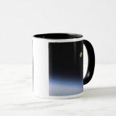 Mug Une lune géante visible au-dessus de l'atmosphère  (Devant droit)